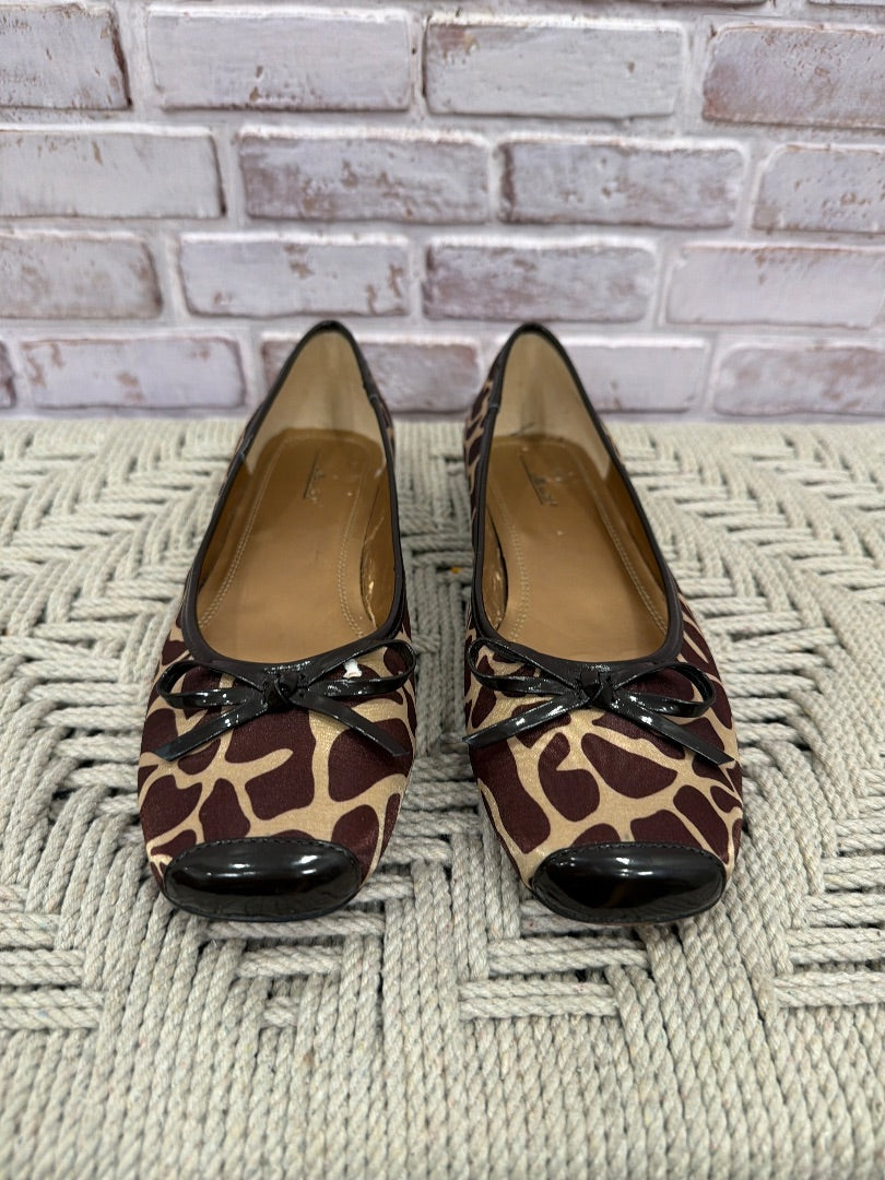 Willi Smith Flats, Giraffe, 9, Used - Good