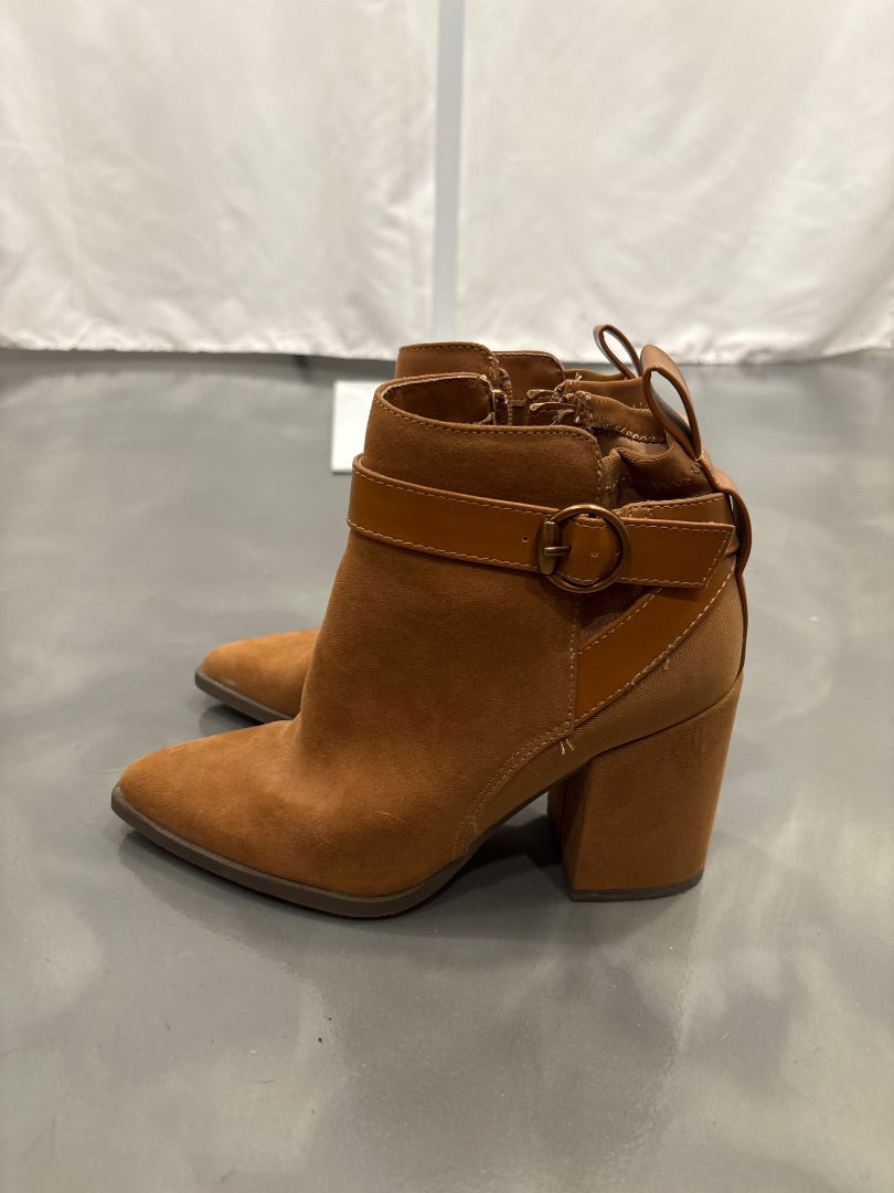Various Booties, Brown, 6, Used - Fair