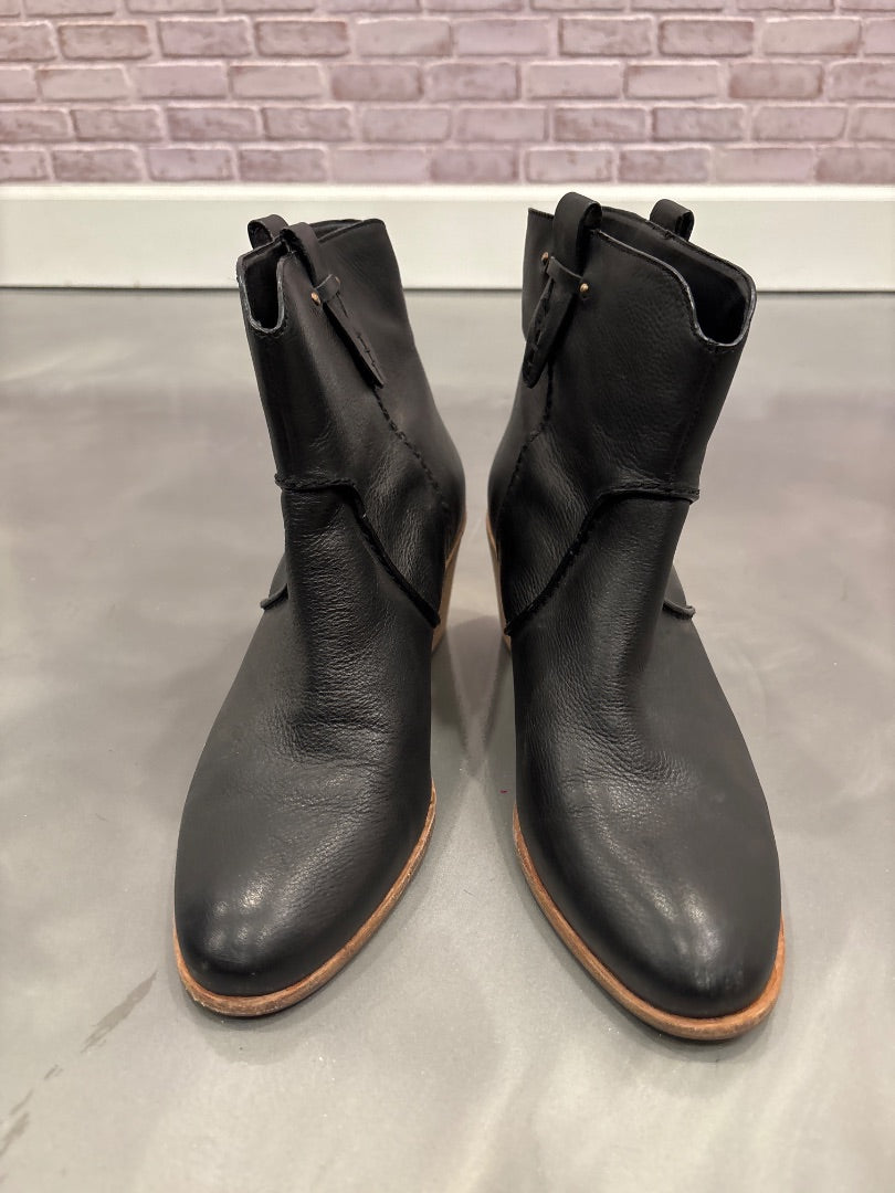 Bass Booties, Black, 9.5, Used - Good