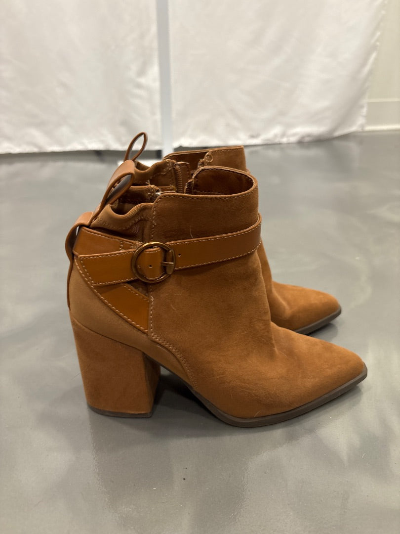Various Booties, Brown, 6, Used - Fair