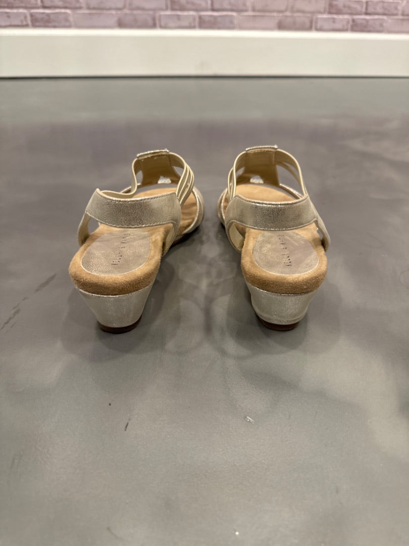 Kelly & Katie Sandals, Gold, 9, Used - Good