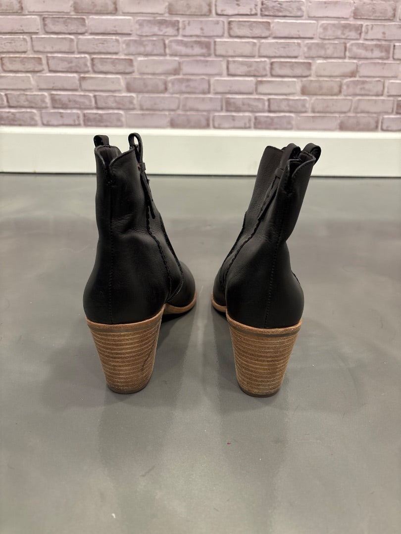 Bass Booties, Black, 9.5, Used - Good