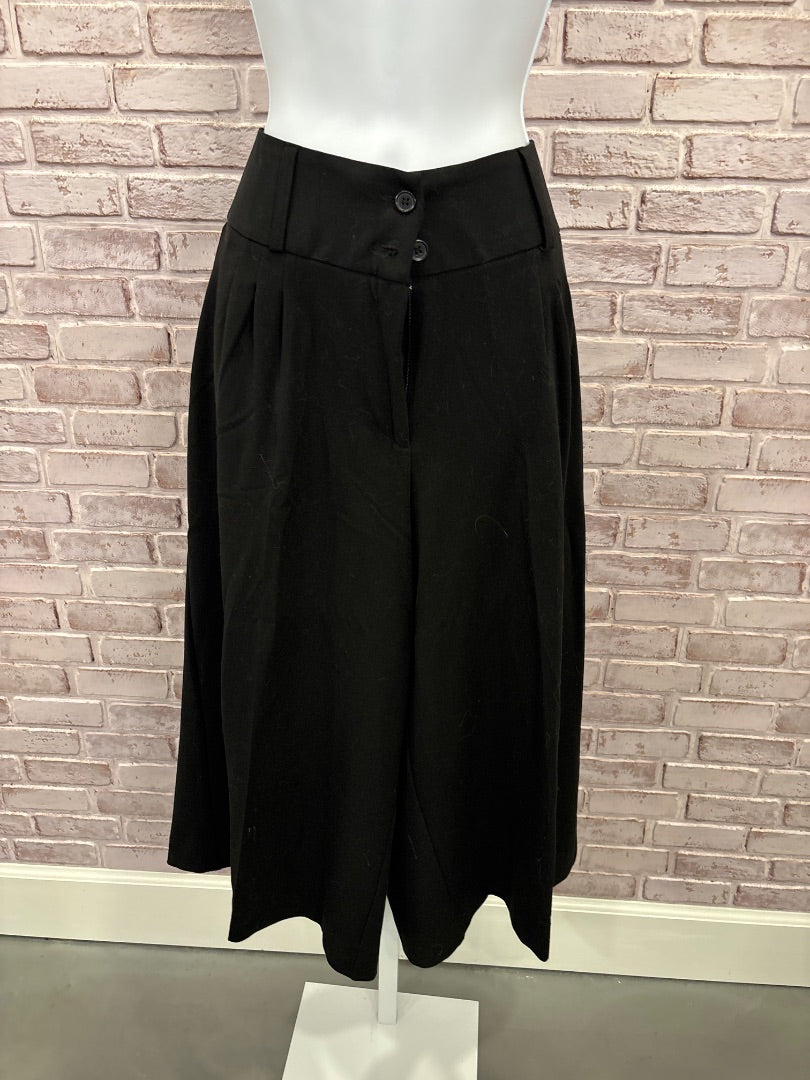 Monroe & main Capri, Black, XL/16, Used - Good