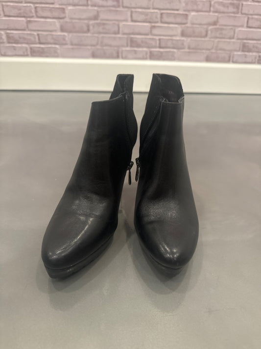 Tahari Booties, Black, 6, Used - Good