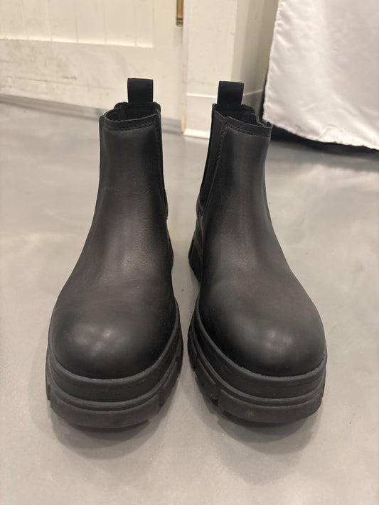 Ugg Booties, Black, 9.5, Used - Excellent