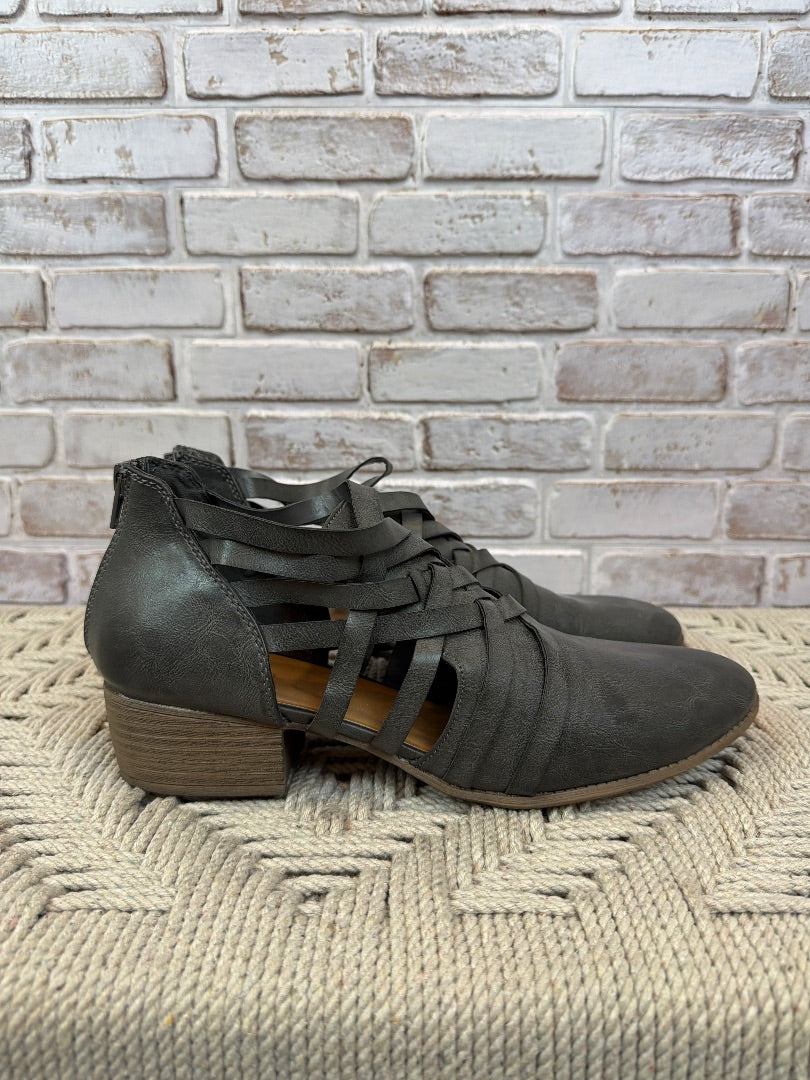 Maurices Sandals, Grey, 11, Used - Good