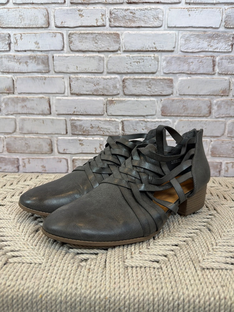 Maurices Sandals, Grey, 11, Used - Good