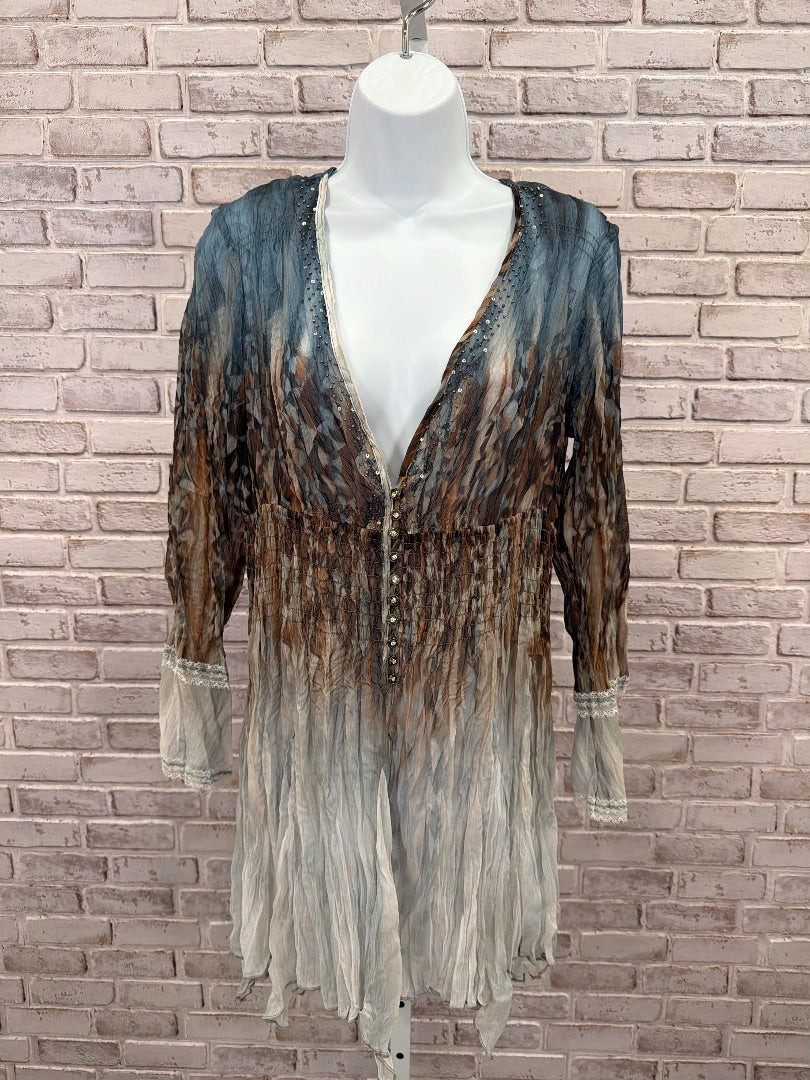 V Christina Shirt, Multi, Medium, Used - Good