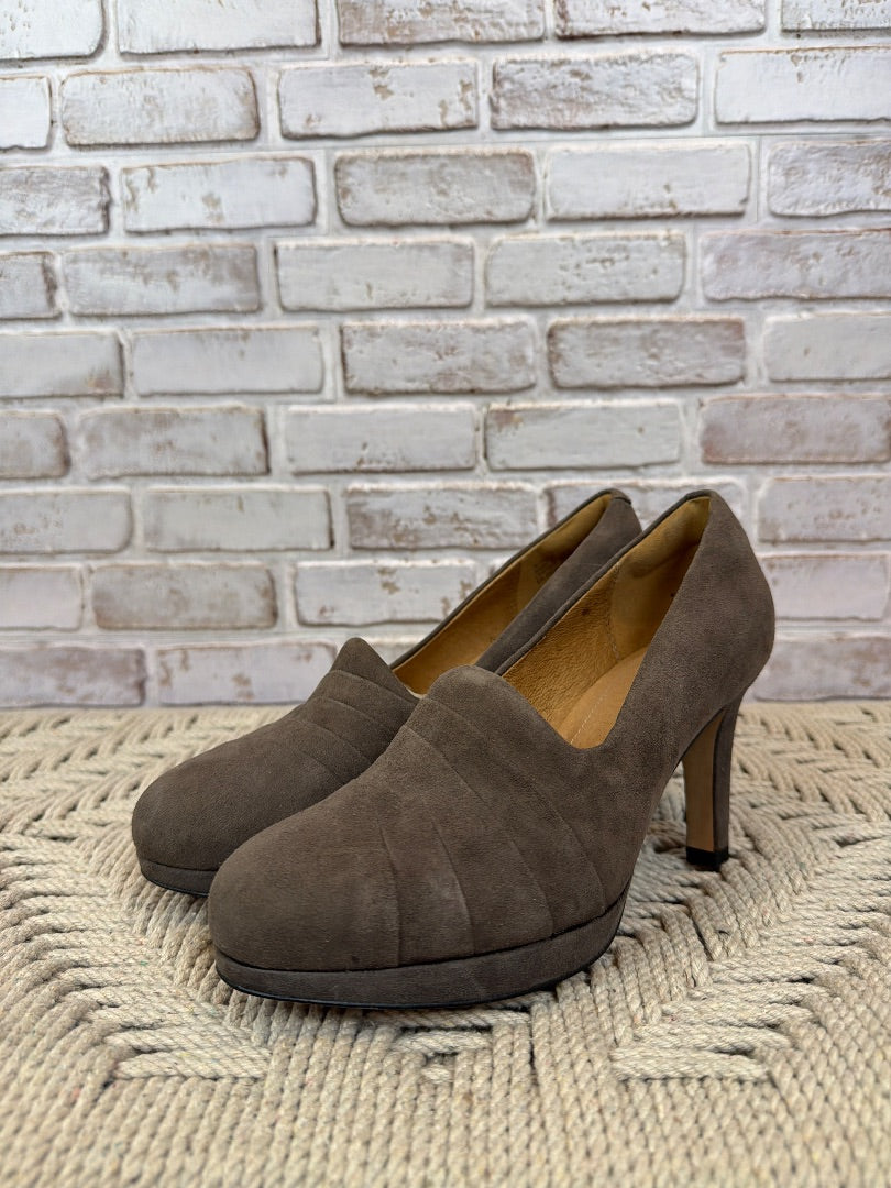 Clarks Heels, Taupe, 6.5, Like New